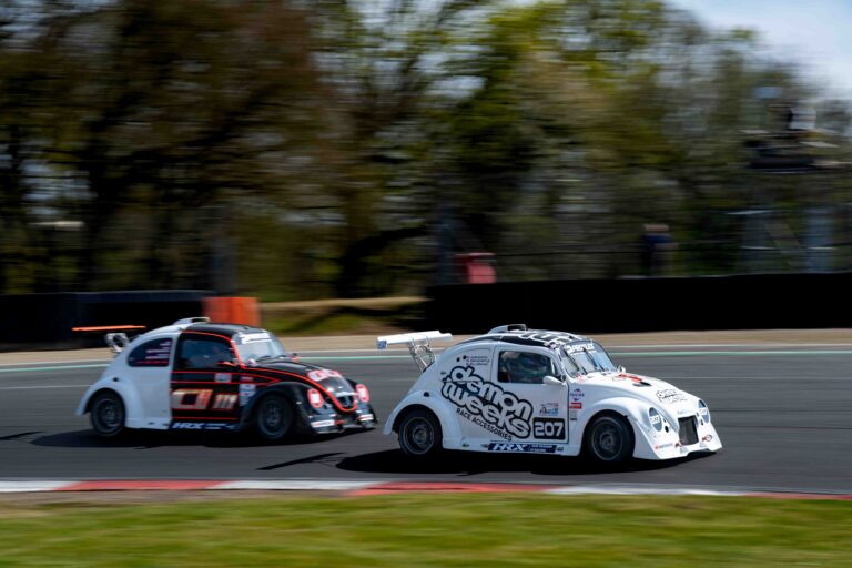 Fun Cup Endurance Championship Brands Hatch Car 207 Demon Tweeks & Car 111 GCI Racing