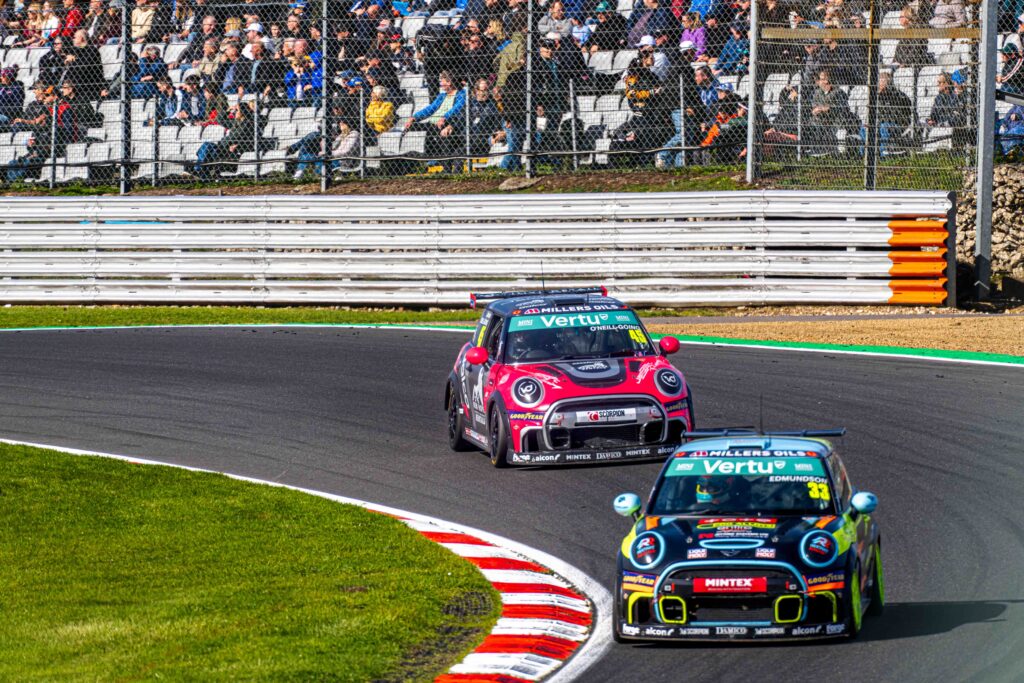 Season finale of the Vertu Mini Challenge Brands Hatch 2025